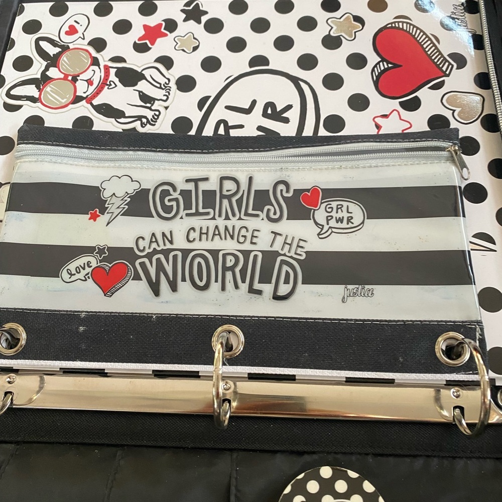 Justice Loose leaf has 3 folders and slats for organizing w Name Tag & Art box - Picture 5 of 12